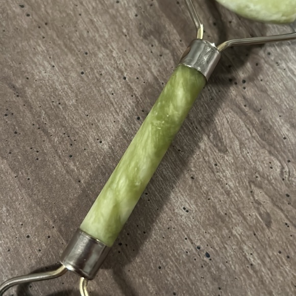 Gua Sha and Jade facial roller - Picture 3 of 5